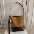 Detailansicht der Vintage Eimertasche mit Wildleder-Patchwork und Herz-Anhänger - Braun mit Anhänger