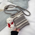 Borsa a tracolla in maglia a righe grigie e bianche con bottone in legno e ciondolo orsetto - Con Ciondolo a Orso / Grigio