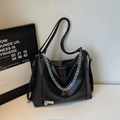 Dettaglio borsa Hobo nera capiente con catena argento e ciondolo a forma di cuore - Nero