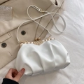 Sac nuage froncé blanc avec fermoir doré vintage et décor floral en strass - Blanc
