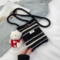 Borsa a tracolla in maglia a righe bianche e nere con chiusura a alamaro e orsetto - Con Ciondolo a Orso / Nero