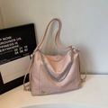 Borsa tote in ecopelle rosa con catena argentata e ciondolo a cuore in ambiente lifestyle - Rosa
