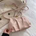 Sac nuage plissé rose élégant avec fermoir floral en cristal et bandoulière longue - Rose