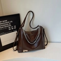 Dettaglio borsa tote in ecopelle marrone scuro con catena e ciondolo a cuore - caffè