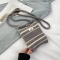 Borsa a tracolla in maglia a righe grigie e bianche con bottone in legno e label egg - Senza Ciondolo / Grigio