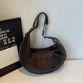 Detailansicht der dunkelbraunen PU-Leder-Halbmondtasche mit Gänseblümchen-Stickerei - Kaffeebraun