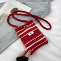 Borsa a tracolla in maglia a righe rosse e bianche con bottone in legno e patch - Senza Ciondolo / Rosso