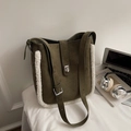 Detail der dunkelgrünen Wildleder-Beuteltasche mit weißem Lammfellbesatz und Schnallenverschluss - Grün