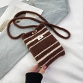Borsa a tracolla in maglia a righe marroni e crema con bottone in legno e etichetta - Senza Ciondolo / Marrone