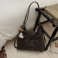 Détail d'un sac hobo marron vintage avec coutures contrastées et breloque léopard - Avec Pendentif / Marron