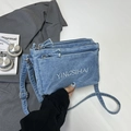 Bolso bandolera de mezclilla azul con bordado y múltiples bolsillos con cremallera - Azul claro