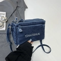 Bolso bandolera de mezclilla azul con bordado de letras blancas y diseño cremalleras - Azul marino