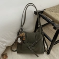 Détail du sac fourre-tout vert olive en cuir mat avec miroir cœur et pompon en peluche - Avec Pendentif / Vert