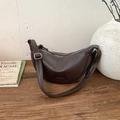 Sac demi-lune en cuir mat marron foncé avec bandoulière réglable et design vintage - Café sans Pendentif