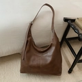 Detailansicht der großen braunen Vintage-Hobo-Tasche mit verstellbarem Riemen und Lederstruktur - Braun