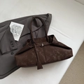 Grande borsa tote opaca marrone scuro con spallacci e dettaglio fibbia in metallo - Caffè grande