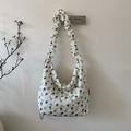 Dettaglio borsa a tracolla bianca a pois verdi con spallina arricciata dal design unico - Pois Verdi