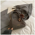 Braune Wildleder-Halbmondtasche mit Goldkette, Markenlogo und flauschigem Anhänger - Mit Anhänger / Braun