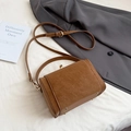 Bolso bandolera cuadrado de cuero marrón vintage con herrajes dorados y asa superior - Marrón