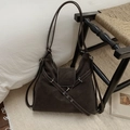 Sac fourre-tout marron foncé avec coutures contrastées blanches et boucles en métal - Sans pendentif / Marron