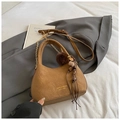 Retro caramel brown bucket bag with plush pom-pom charm and golden chain strap - With Charm / Brown