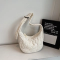 Detail van witte gewatteerde hobo-tas van zacht nylon met golfpatroon en ritssluiting - Off-wit