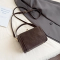 Bolso bandolera retro marrón oscuro en cuero mate con cierre dorado y asa superior - Marrón