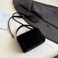 Bolso bandolera retro negro mate con herrajes dorados y asa superior elegante - Negro