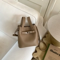 Detail van bruine litchi lederen emmertas met een zilveren metalen draaisluiting detail - Khaki