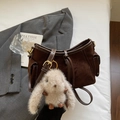 Retro dunkelbraune Wildleder-Handtasche mit Plüschhasen-Anhänger und goldener Hardware - Kaffeebraun (Mit Anhänger)