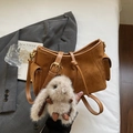 Braune quadratische Wildledertasche mit Plüschkaninchen-Anhänger und Schultergurt - Khaki (Mit Anhänger)
