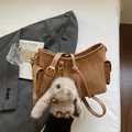 Vintage braune Umhängetasche aus Wildleder mit Plüschhasen-Anhänger auf weißem Bettlaken - Beige (Mit Anhänger)