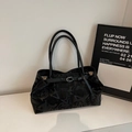Grande borsa tote nera con motivo geometrico a rilievo e finitura lucida in stile minimale - Nero
