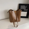 Bolso bombonera de cuero marrón caramelo con herrajes dorados para uso diario - Caqui