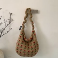 Dettaglio borsa peluche con ricamo rosa rossa e tracolla con pieghe a onde - Piccoli Fiori Rossi