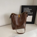 Bolso tipo cubo vintage en cuero marrón oscuro con hebilla dorada y diseño elegante - Marrón