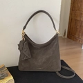 Dettaglio di una borsa tote vintage in pelle scamosciata marrone scuro con bustina - Marrone