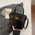 Schicke schwarze Eimertasche aus Kunstleder mit Herzschnalle und kreativen Anhängern - Anhänger-Stil / Schwarz