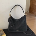 Dettaglio della borsa hobo in pelle scamosciata nera con cuciture a contrasto - Nero