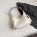 Elegante bolso de hombro media luna blanco crema con bolsillos laterales en cuero mate - Blanco Roto