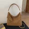Dettaglio della borsa Hobo in pelle scamosciata marrone con tracolla larga e mini pochette - Marrone