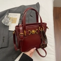Burgunderrote Beuteltasche aus Kunstleder mit Goldbeschlägen und Anhänger - Anhänger-Stil / Burgunderrot