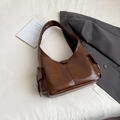 Bolso de hombro de cuero sintético marrón caramelo pulido con bolsillos laterales - Marrón