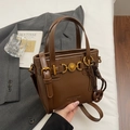 Braune Leder-Eimertasche mit goldenem Herz-Emblem und kreativem Abakus-Anhänger - Anhänger-Stil / Braun