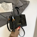 Mini borsa quadrata in pelle verniciata nera con fibbia dorata e tracolla regolabile - Nero