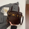 Vintage dunkelbraune Beuteltasche aus Glanzleder mit Herzschnalle und Abakus-Anhänger - Anhänger-Stil / Kaffeebraun