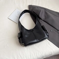 Bolso hobo negro minimalista con acabado brillante y bolsillos laterales con hebilla - Negro