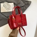 Mini borsa quadrata in vernice rossa con fibbia dorata e scritte alla moda - Rosso