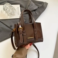 Borsa a tracolla quadrata in pelle verniciata marrone scuro con dettagli dorati - Marrone