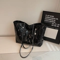 Bolso tote acolchado negro de charol con elegante correa de hombro de cadena - Negro